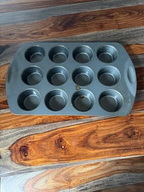 Wilton Dark Gray 12-Cup Nonstick Muffin Pan